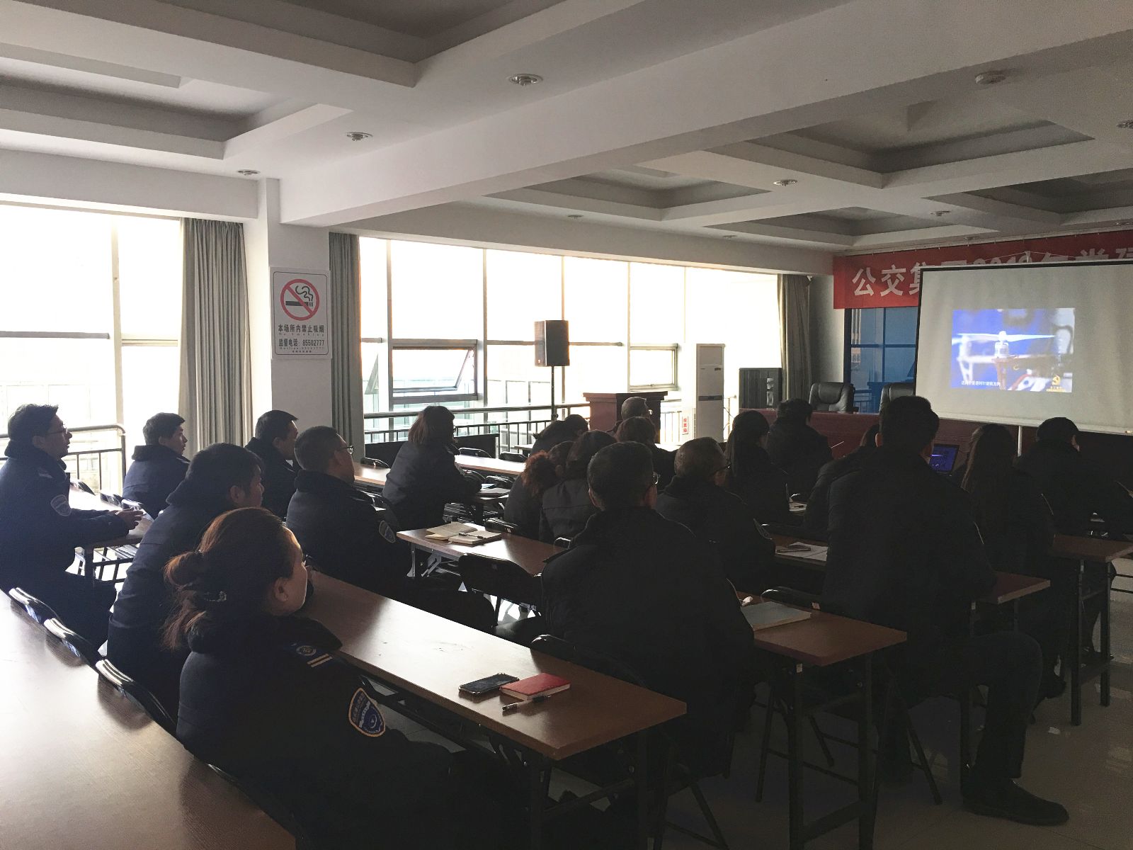 公交集團權屬單位組織觀(guān)看《創(chuàng  )新中國》專(zhuān)題片